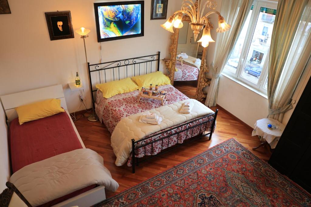 1 dormitorio con cama, sofá y ventana en Bernadette, en Nápoles