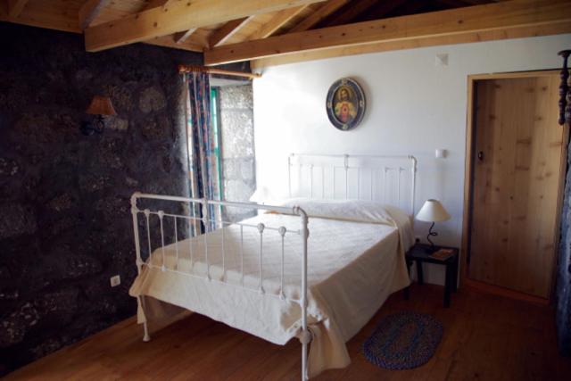 Postel nebo postele na pokoji v ubytování Aldeia das Cagarras