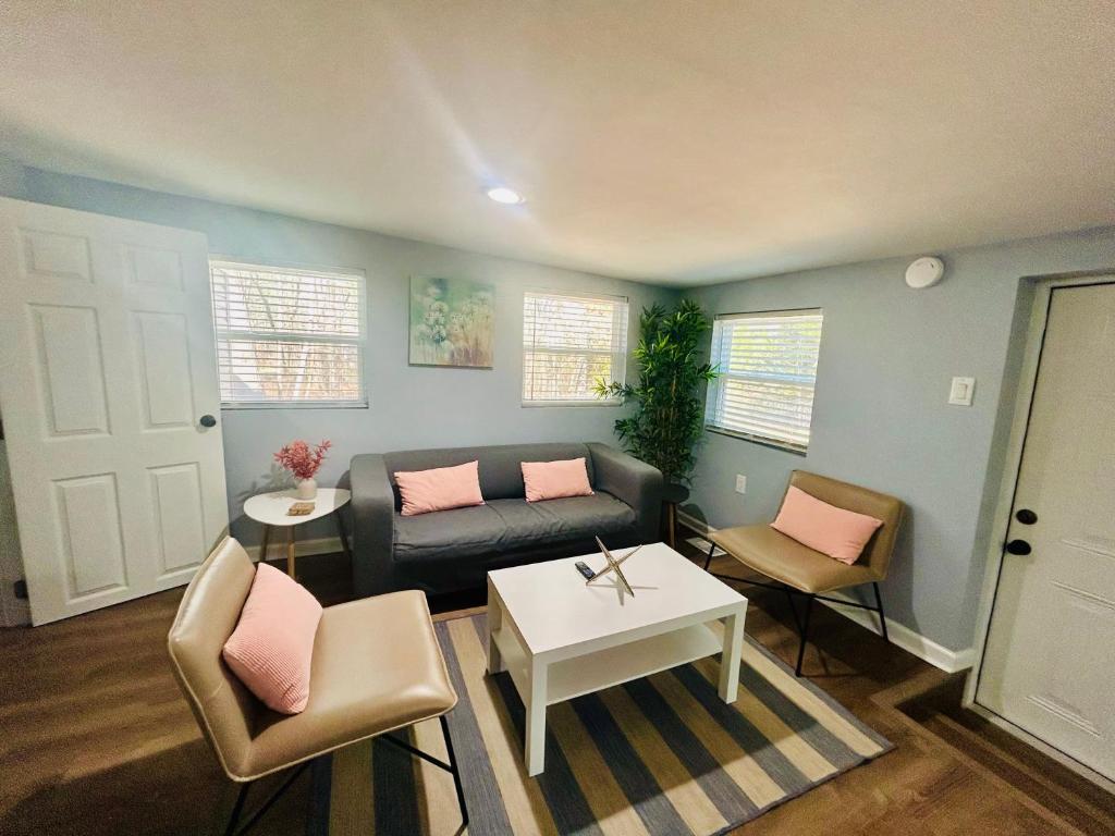 uma sala de estar com um sofá, cadeiras e uma mesa em Cozy New Mfd Home near Lake Norman em Denver