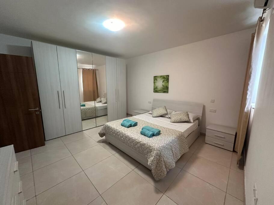 Un dormitorio con una cama con almohadas azules. en Beautiful Penthouse St Julian's en St Julian's