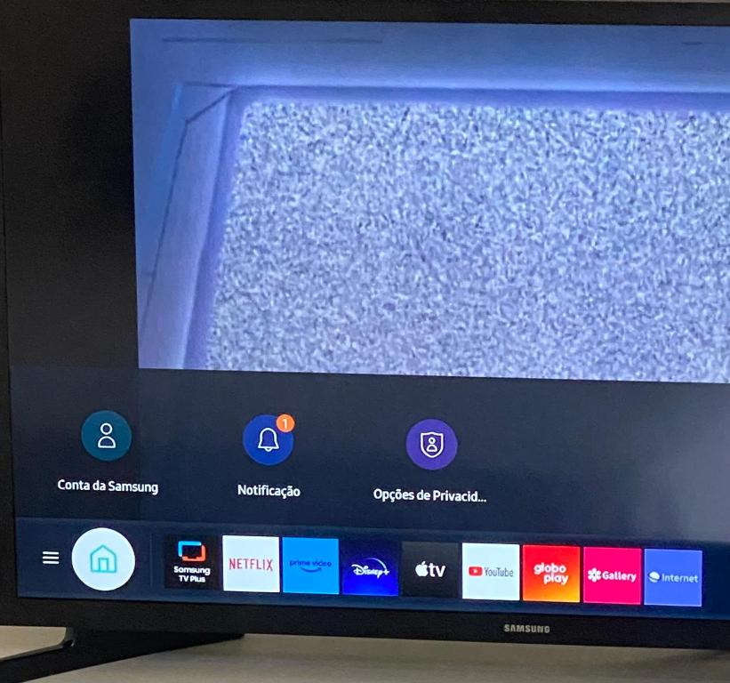 uma televisão de ecrã plano com um monte de ícones em Casa Irauna em São Paulo