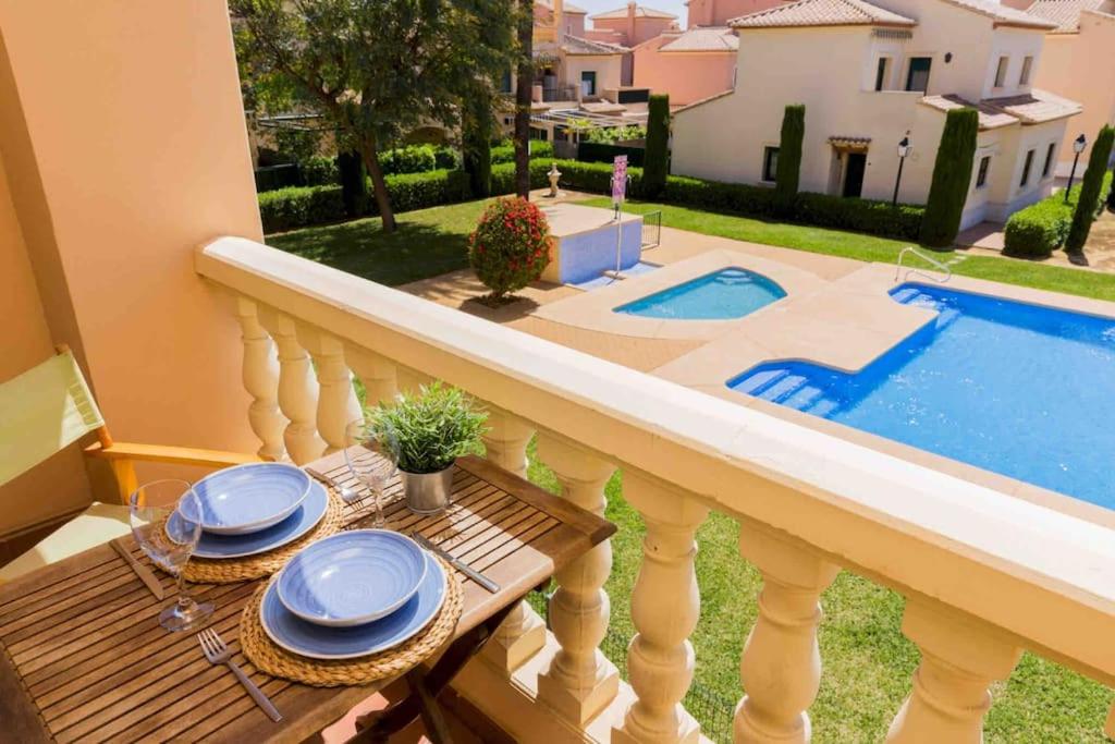 uma varanda com uma mesa e uma piscina em Estudio con encanto en Jávea em Aduanas
