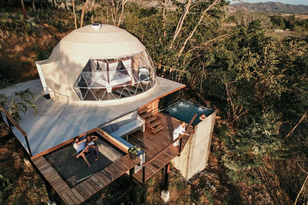 uma vista superior de uma casa cúpula com pessoas no convés em Alaya Panama em Playa Venao