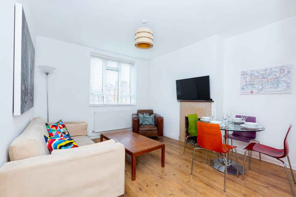 Posedenie v ubytovaní Bright Modern 1 BR flat, 5 min to Vauxhall St