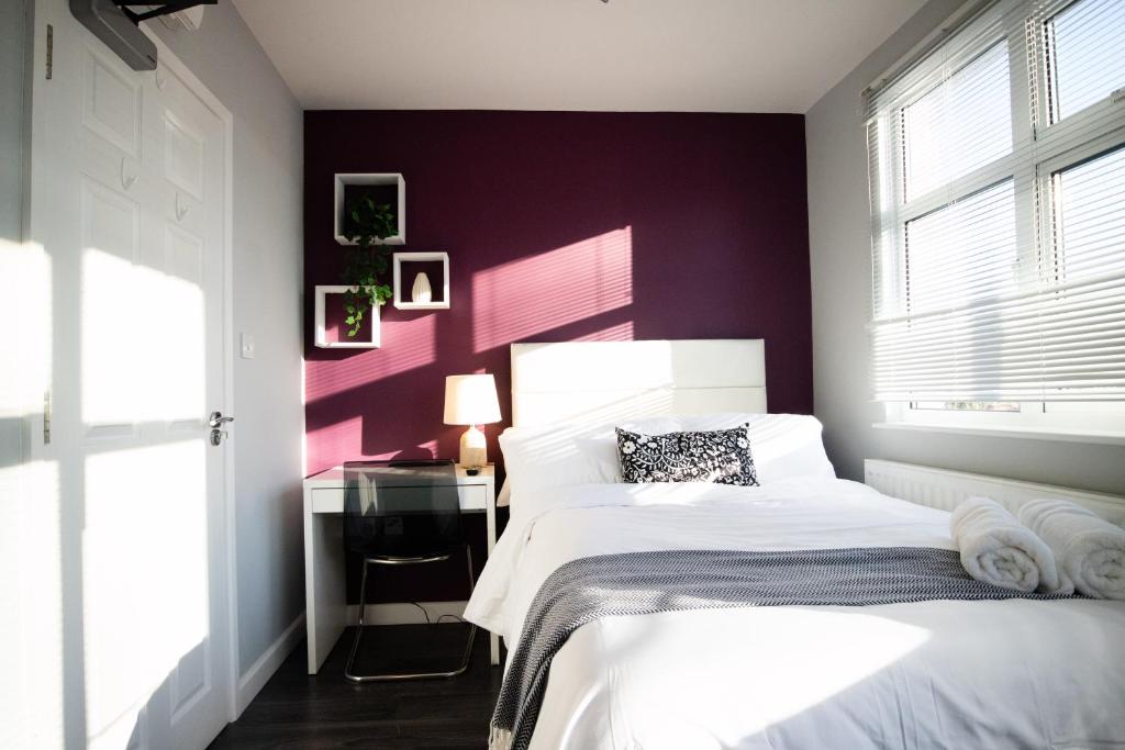 Tempat tidur dalam kamar di Dunstable Rd Modern Ensuites by Pioneer Living