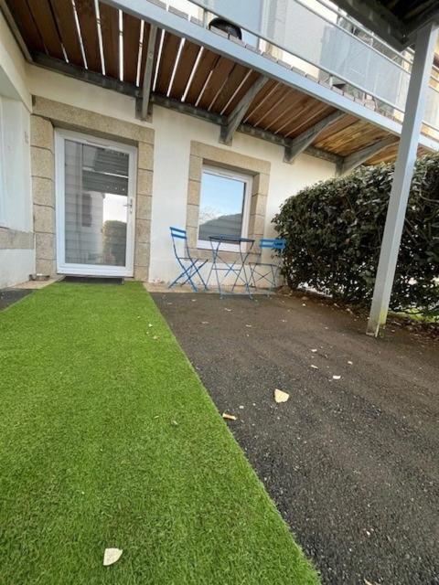 una casa con un patio con mesa y sillas en Appartement residence Castle Beach, en Moëlan-sur-Mer
