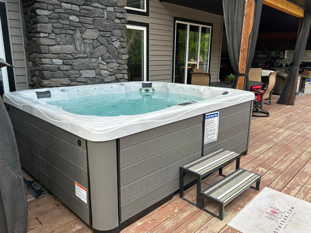 un jacuzzi sentado en una terraza en Stay549, en Winnipeg