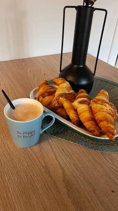 - un plateau de pâtisseries et une tasse de café sur une table dans l'établissement Appartemment T2 C&D, à Pontault-Combault