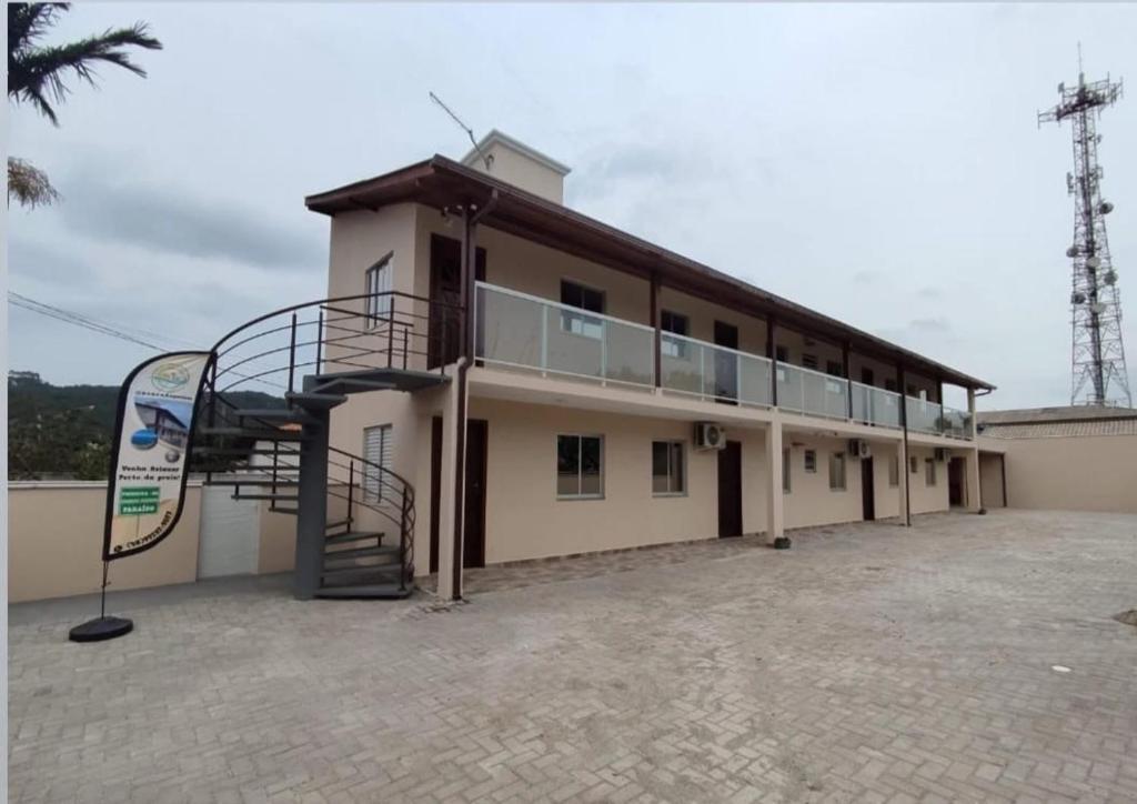 パリョサにあるPousada paraíso Ap próximo ao centro da praia de baixoの螺旋階段