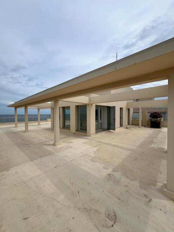 een groot gebouw met een dak met de oceaan erachter bij Penthouse Villa brava in Punta del Este