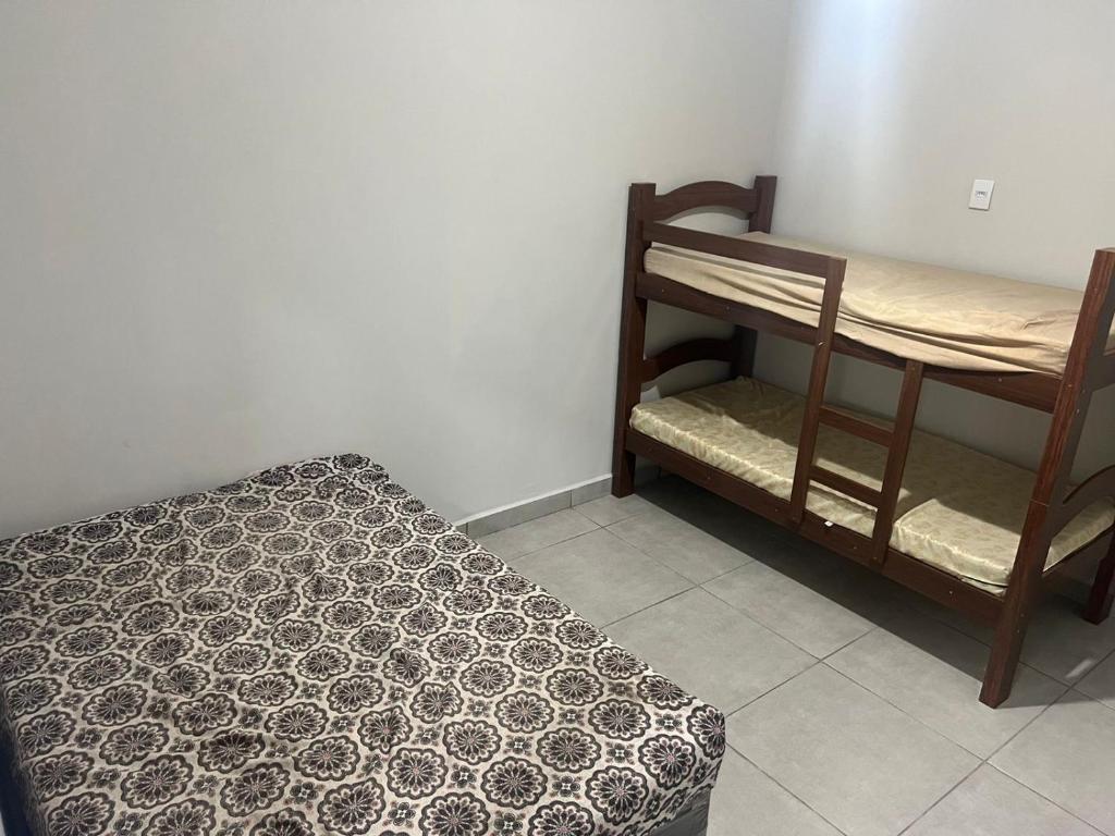 um quarto com uma cama, uma cadeira e uma mesa em Área de lazer espaço Reis em Sao Jose do Rio Preto