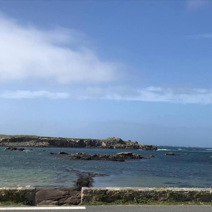 - une vue sur l'océan avec des rochers dans l'eau dans l'établissement Maison sur la côte des légendes 4P, à Porspoder