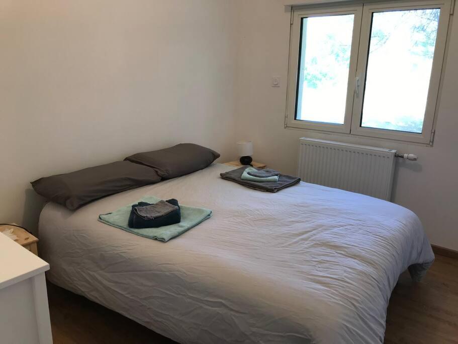 波爾斯波代的住宿－Maison sur la côte des légendes 4P，卧室内的一张床位,配有两条毛巾