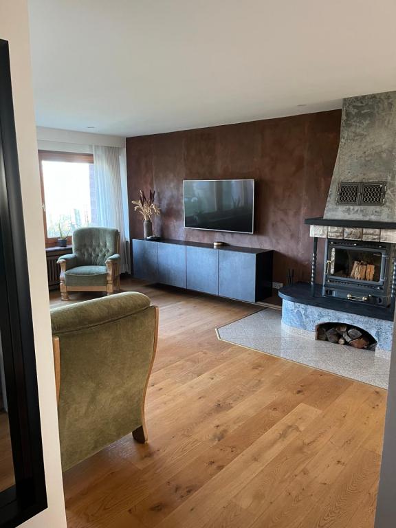 a living room with a fireplace and a television at Voll Ausgestattetes Appartment in Bergkamen-Oberaden in Bergkamen