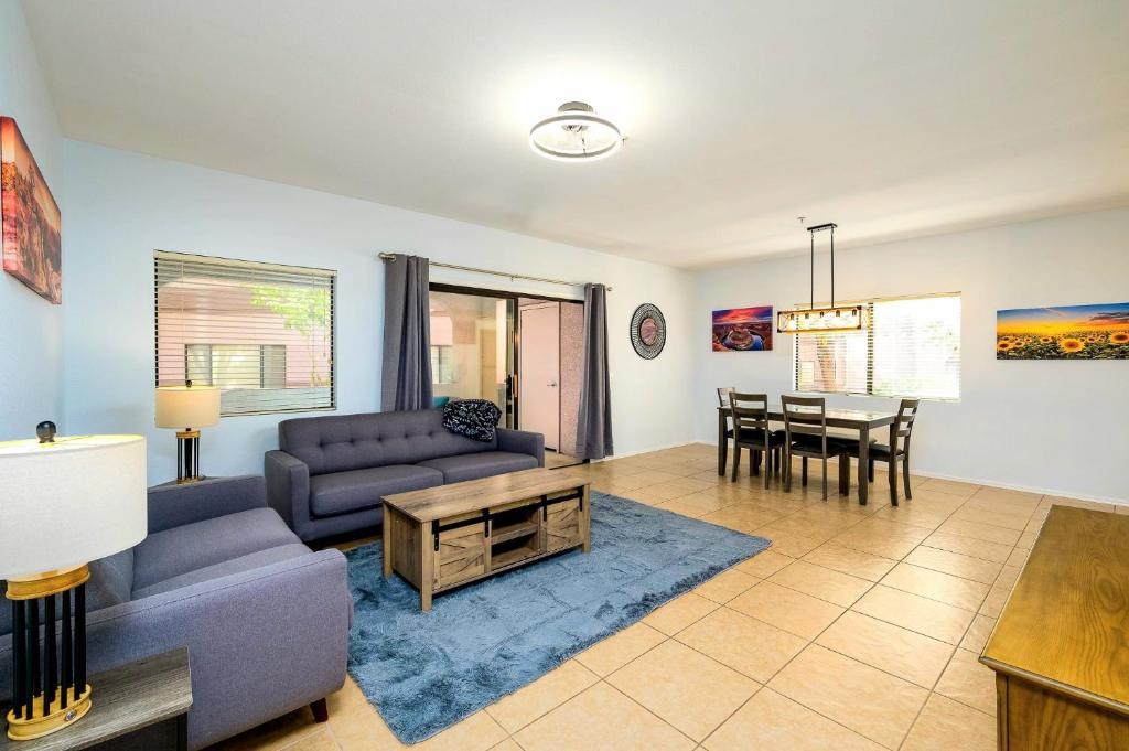 sala de estar con sofá y mesa en Villa Cortina condo, en Scottsdale