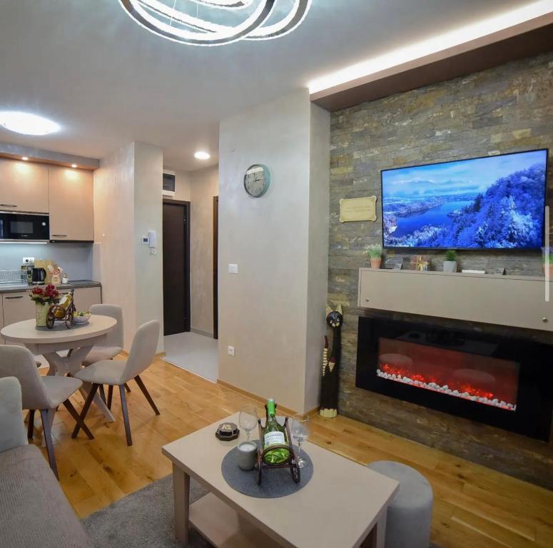 Μια τηλεόραση ή/και κέντρο ψυχαγωγίας στο Golden Diamond - Zlatibor - Titova vila