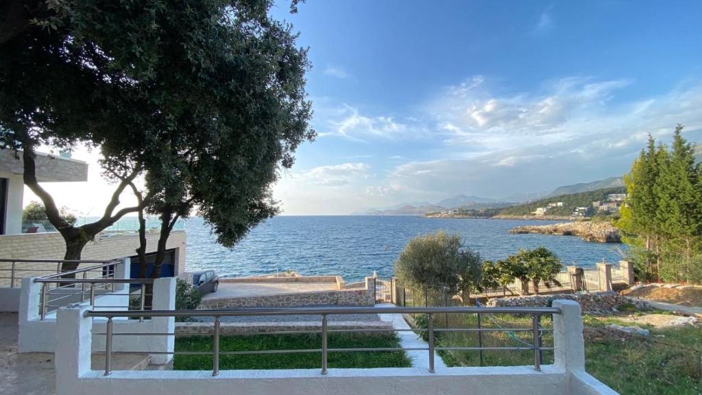 Blick auf einen großen Wasserkörper in der Unterkunft SeaStar Eco Villa in Utjeha