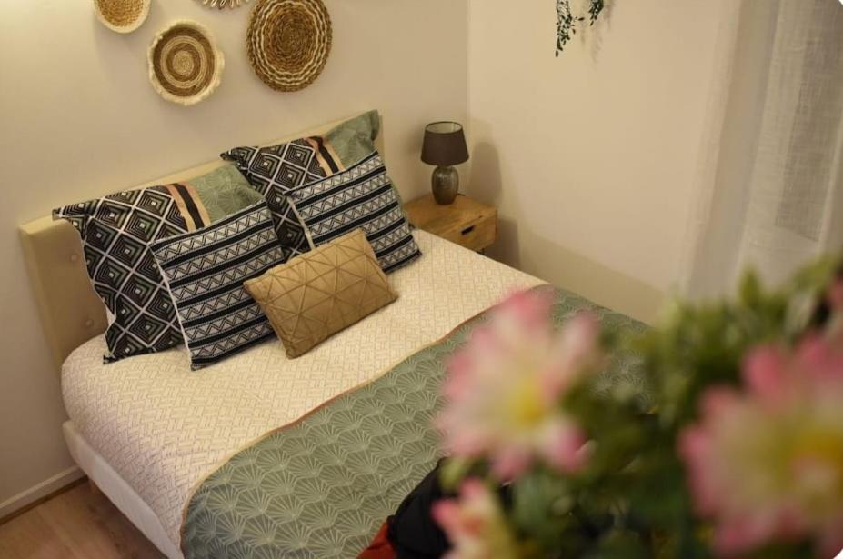 Llit o llits en una habitació de Joli apartment proche du centre-ville