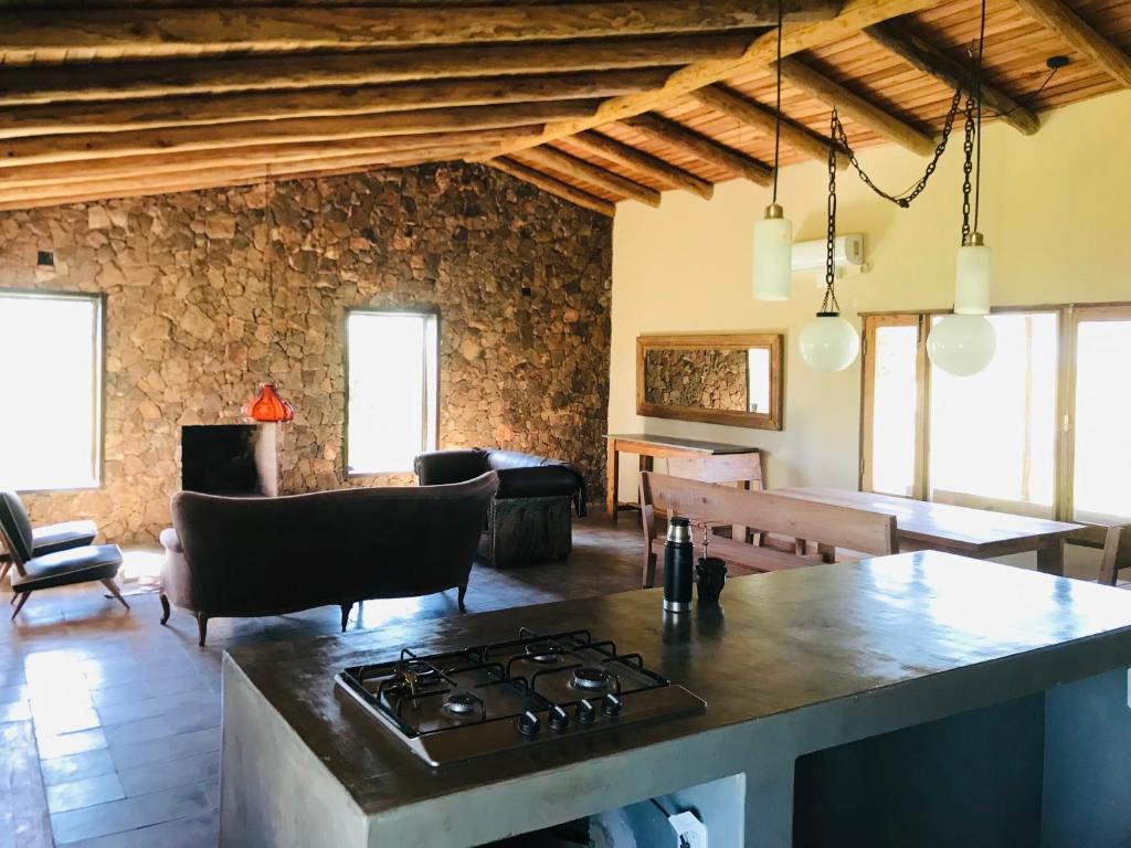 een keuken en een woonkamer met een kookplaat bij Las yucas in Mercedes