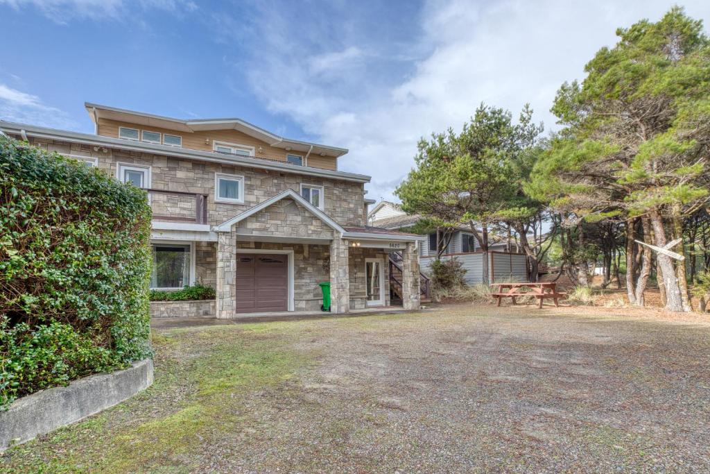 Casa de piedra grande con patio en Land of the Sea Luxury, en Cloverdale