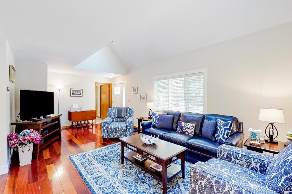 橡樹崖鎮的住宿－Set Sail，客厅配有蓝色的沙发和电视