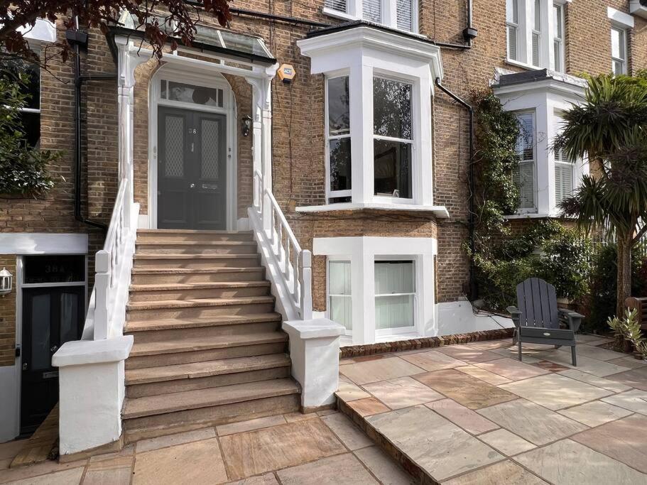 uma casa com uma escada que leva a uma porta em London Central Richmond Cozy Apartment em Richmond