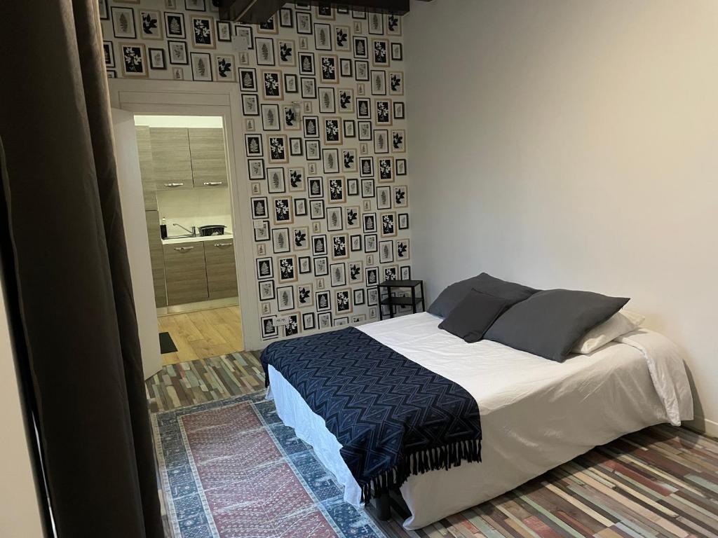 Schlafzimmer mit einem Bett und einer Wand mit Bildern in der Unterkunft Superbe appartement à 5 minutes de Disney in Chessy
