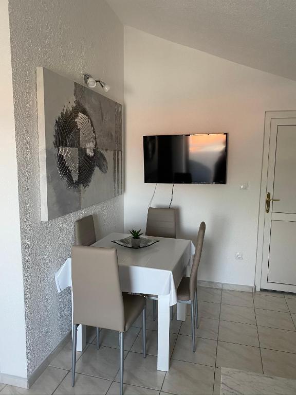 TV a/nebo společenská místnost v ubytování Apartmani Filip