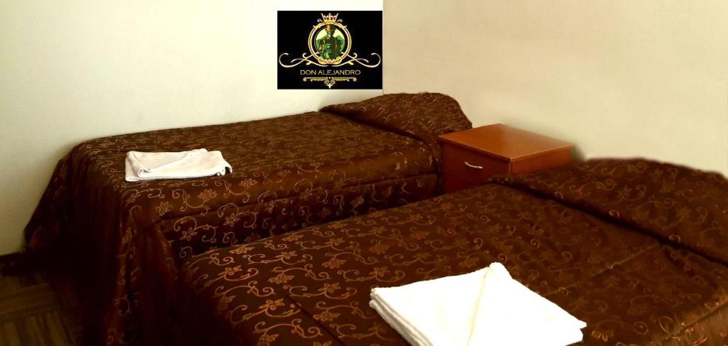 特魯希略的住宿－DON ALEJANDRO，酒店客房带两张床和一个盒子