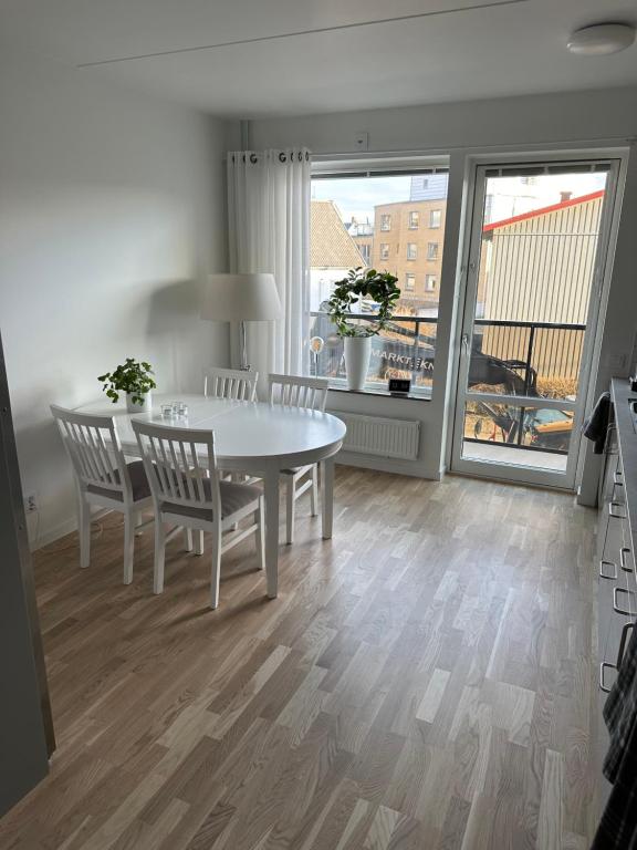 d'une salle à manger avec une table, des chaises et une fenêtre. dans l'établissement Ny lgh i Varberg, 80 kvm, 4 rum, à Varberg