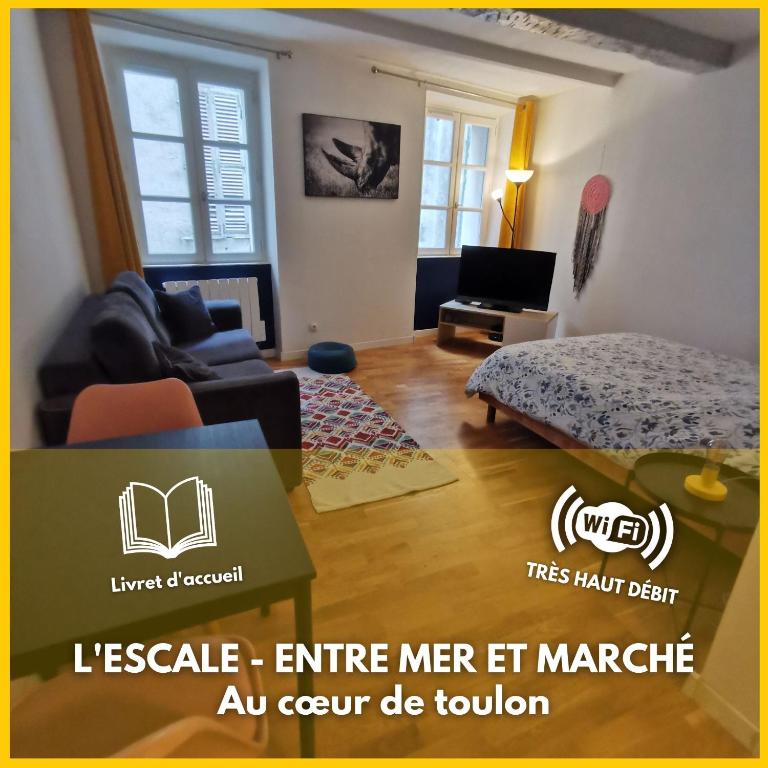 un salon avec un lit et un canapé dans l'établissement L'Escale - Entre Mer et Marché, à Toulon