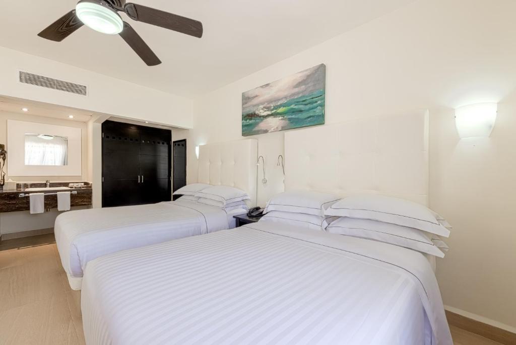 Postel nebo postele na pokoji v ubytování Allegro Playacar - All Inclusive Resort