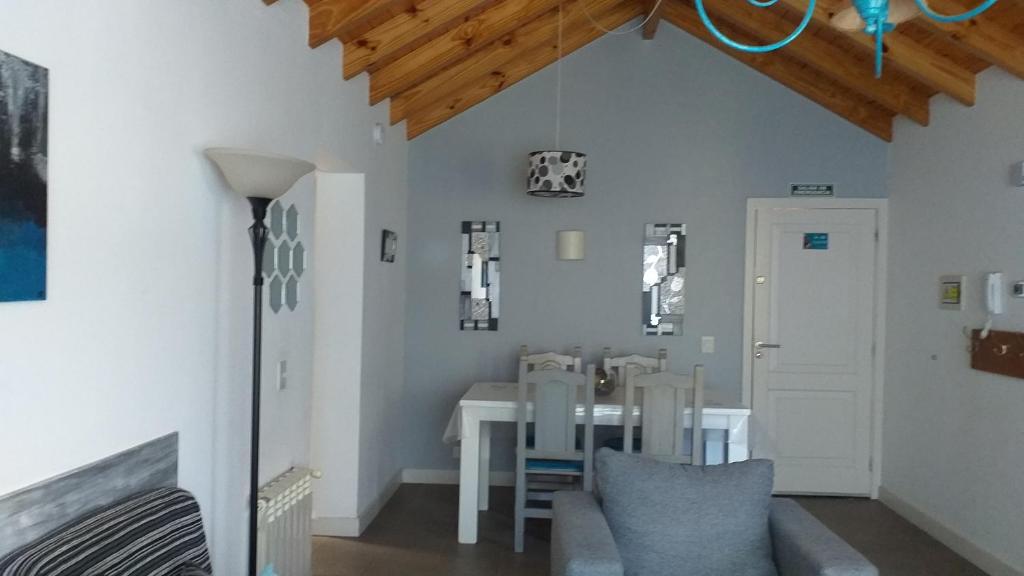 un salon avec une table et une chaise dans l'établissement Departamento "Avanti", à San Martín de los Andes