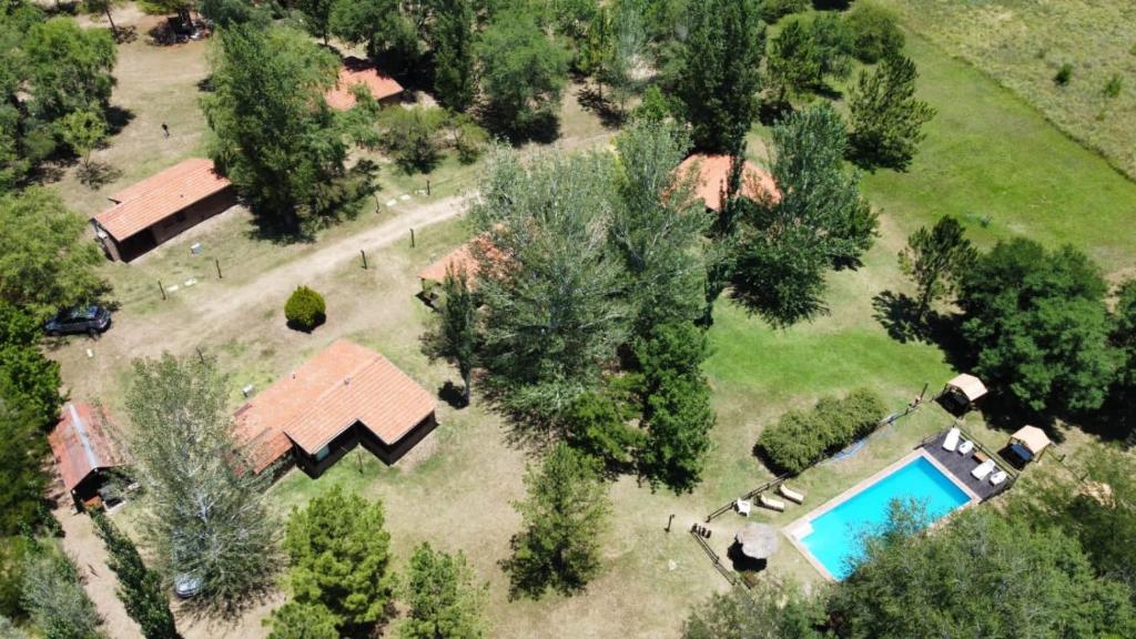 una vista aérea de una casa y una piscina en El Camino Viejo Cabañas en Villa General Belgrano