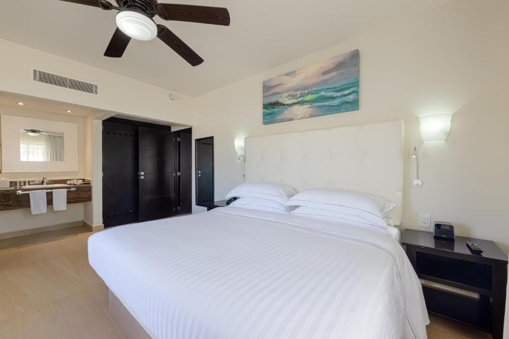 Postel nebo postele na pokoji v ubytování Allegro Playacar - All Inclusive Resort