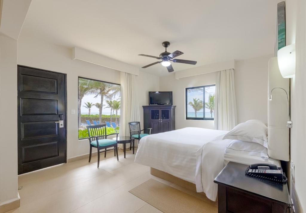 Postel nebo postele na pokoji v ubytování Allegro Playacar - All Inclusive Resort