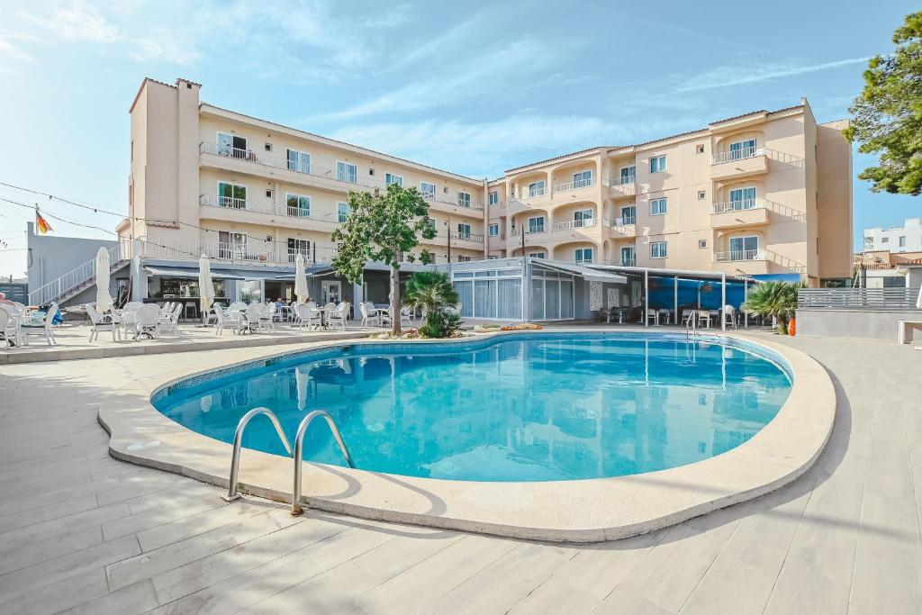 ein großer Pool vor einem Hotel in der Unterkunft Hotel LLITERAS in Cala Ratjada