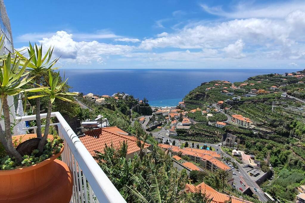 - Balcón con vistas al océano en Villa Margarida, en Ponta do Sol