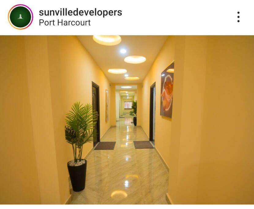 un corridoio con una pianta in vaso in un edificio di Apartment B16 a Port Harcourt