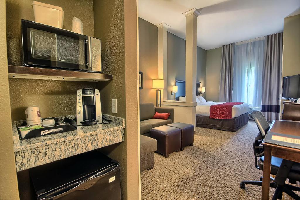 Virtuvė arba virtuvėlė apgyvendinimo įstaigoje Comfort Suites Marietta-Parkersburg