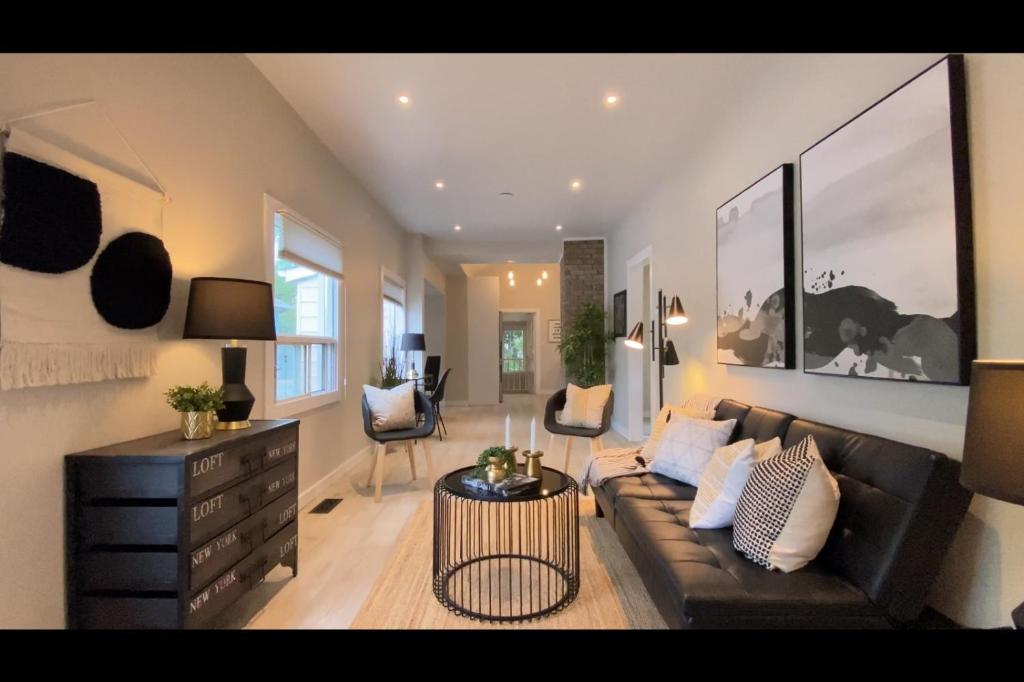 sala de estar con sofá y mesa en Cozy Private Room in amazing Bungalow, en Toronto
