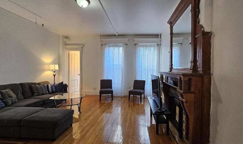 uma sala de estar com um sofá e uma mesa em Sylish 1 Bedroom Apartment in NYC! em Nova York