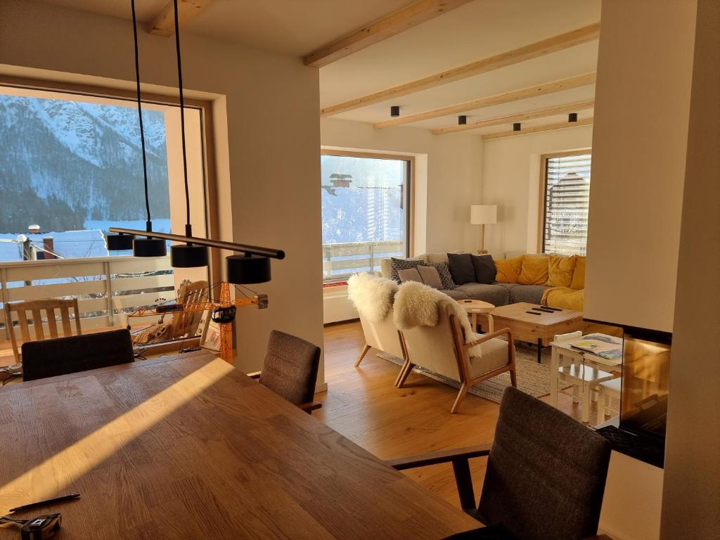 uma sala de estar com uma mesa e um sofá em Comfy mountain nest em Mojstrana