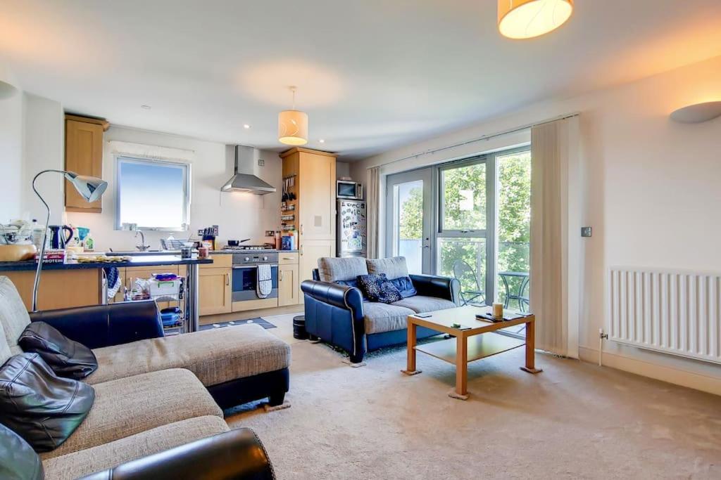 een woonkamer met een bank en een tafel bij Modern 2 bed 2 bath with Balcony in Rayners lane Pinner Harrow near Wembley Greater London in Pinner