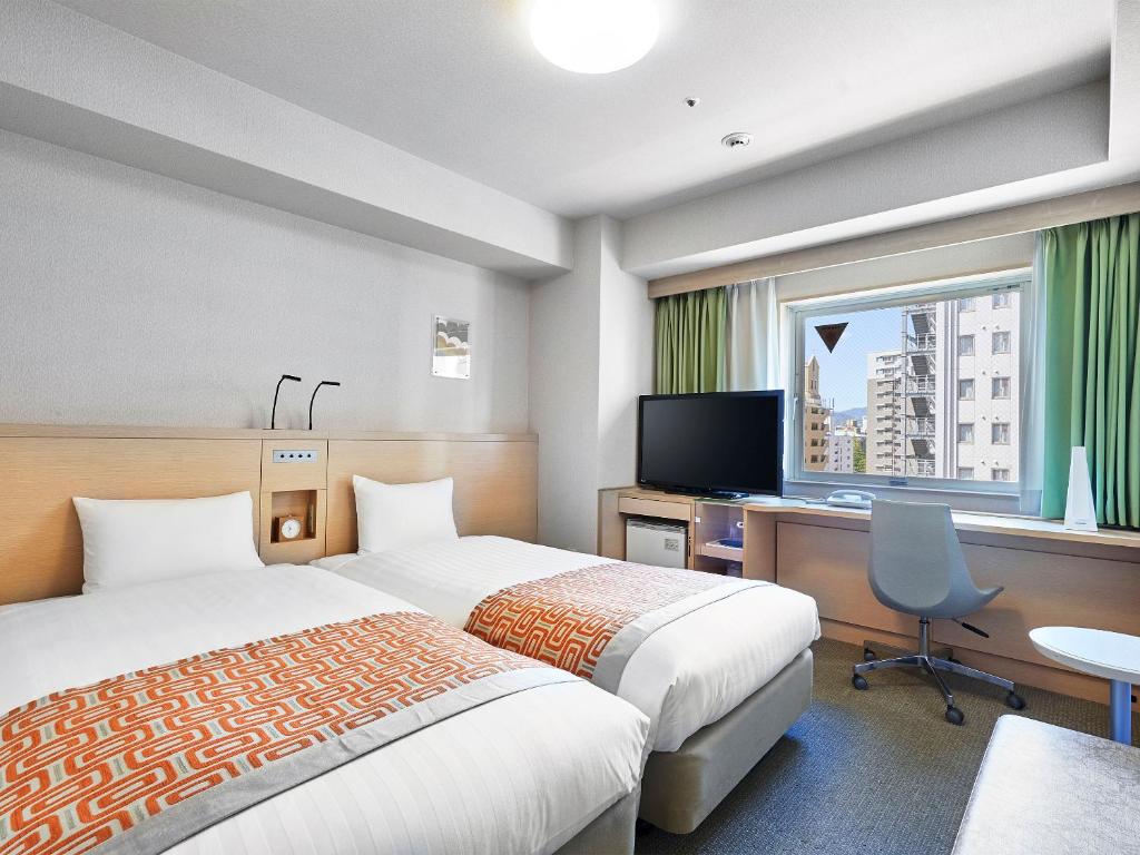 Postel nebo postele na pokoji v ubytování Daiwa Roynet Hotel Hiroshima