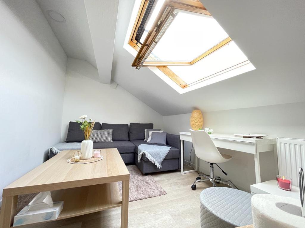 un salon avec un canapé et un bureau dans l'établissement appartement entier sur Reims - 4 Voyageurs, à Reims