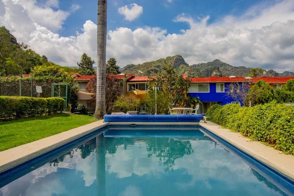 una piscina en el patio de una casa en ¡Nueva! Bamboo Montaña Mágica (Alberca & Descanso), en Tepoztlán