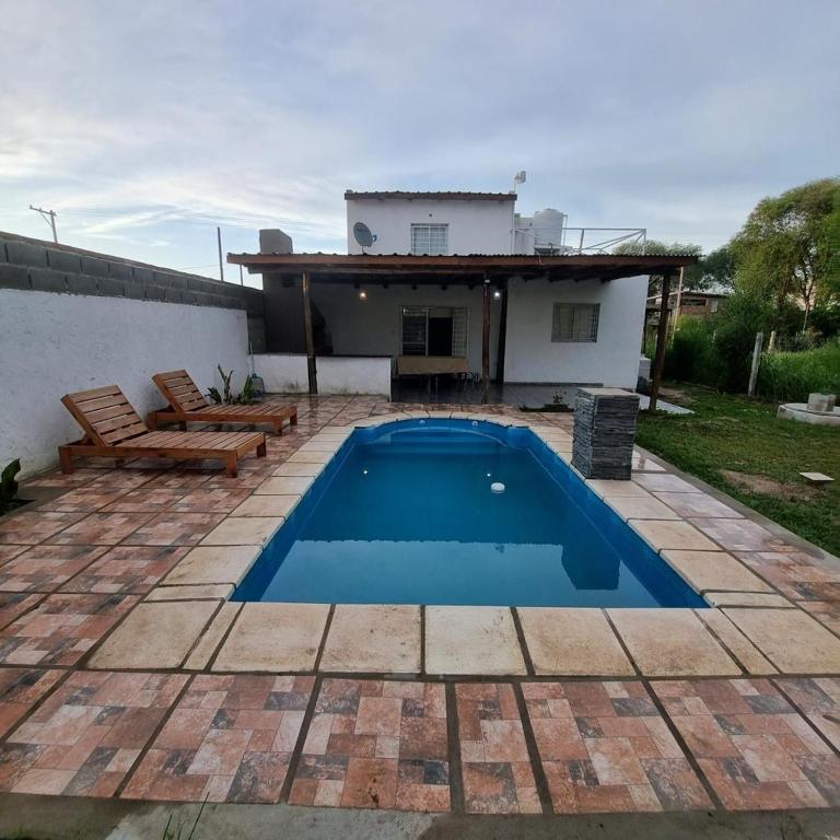 een zwembad voor een huis bij La normita in Villa Anizacate
