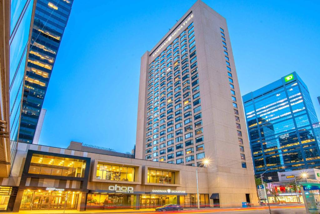 un edificio alto en una ciudad con edificios altos en Sandman Signature Edmonton Downtown Hotel, en Edmonton