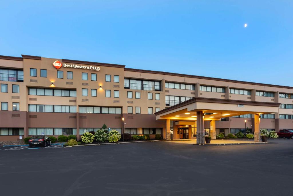 un hotel con un estacionamiento delante de él en Best Western Plus Reading Inn & Suites, en Reading